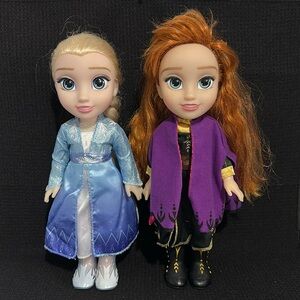 Disney Frozen II Anna & Elsa
Adventure Dolls